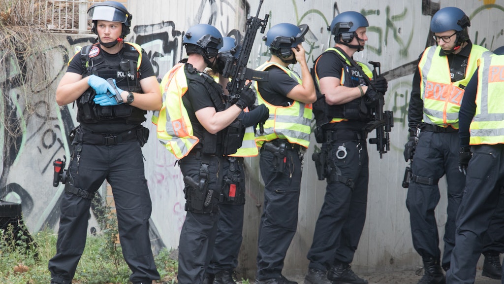 Armed police searched a school in Rummelsburg Friday morning.<br>