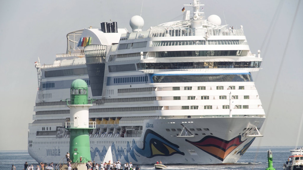 Das Kreuzfahrtschiff „Aidamar“ passiert die Mole vor Warnemünde.