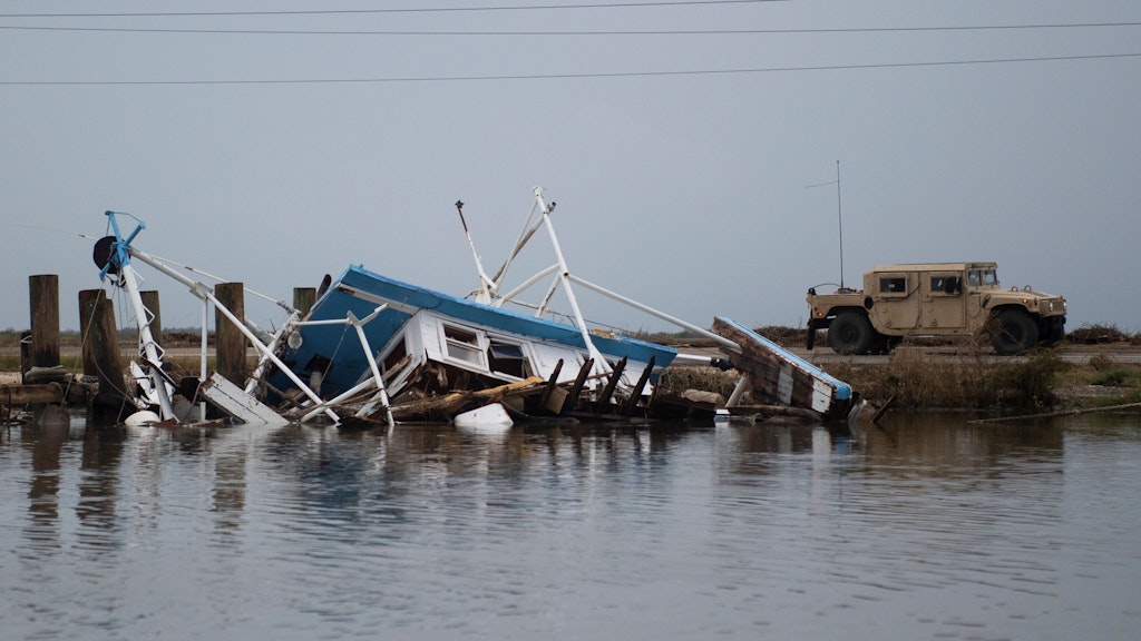 Ein zerstörtes Fischerboot in Louisiana, USA