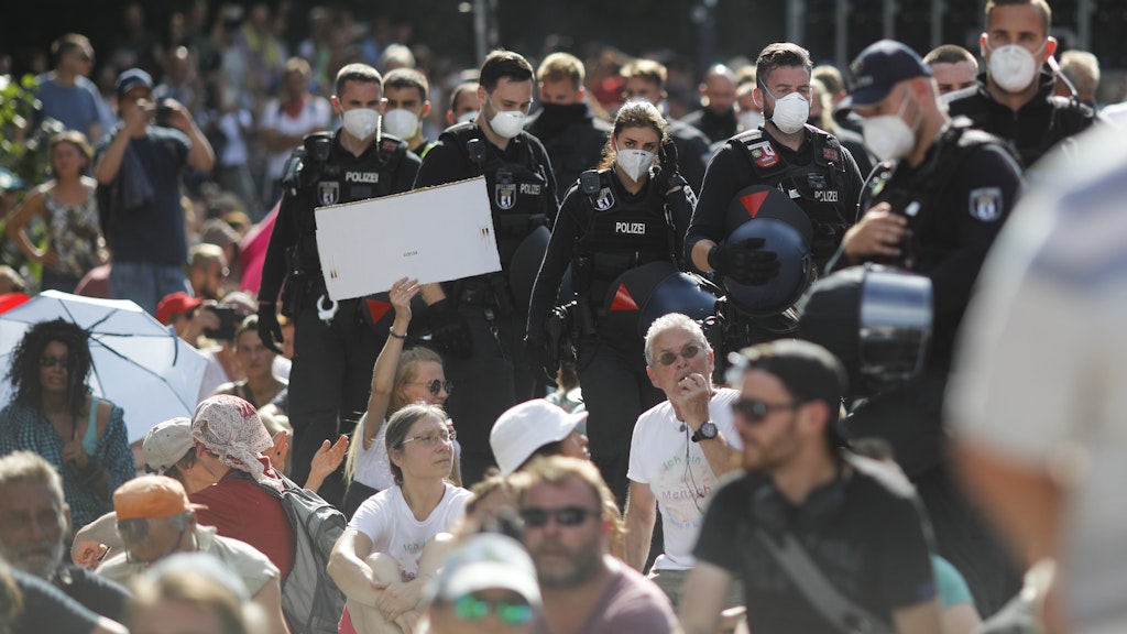 Demonstrationsteilnehmer und Polizisten am Sonnabend in Berlin.