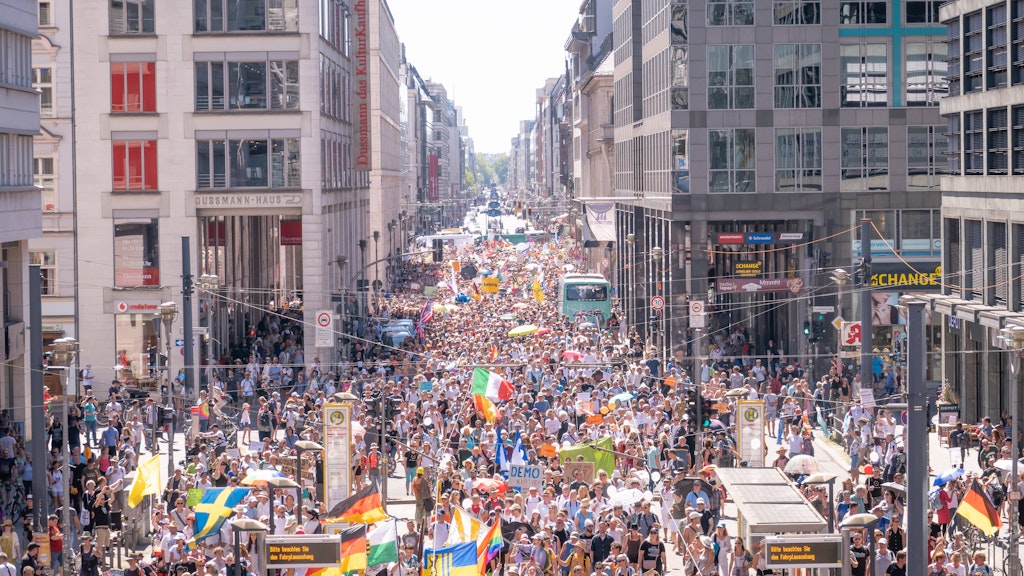 Tausende Menschen demonstrierten am Wochenende gegen die Corona-Auflagen.