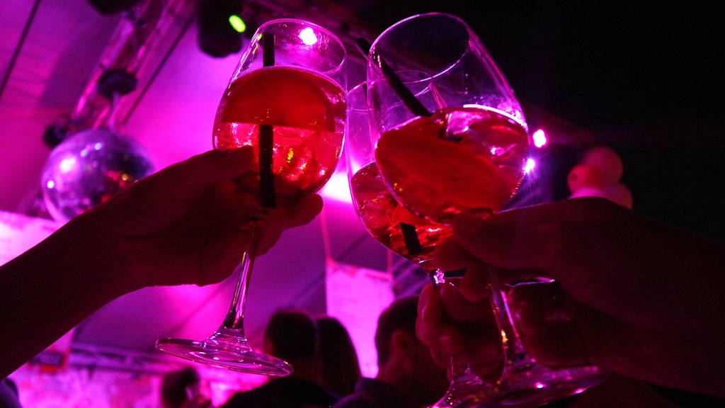 Anstoßen unter Freunden mit Aperol Spritz.