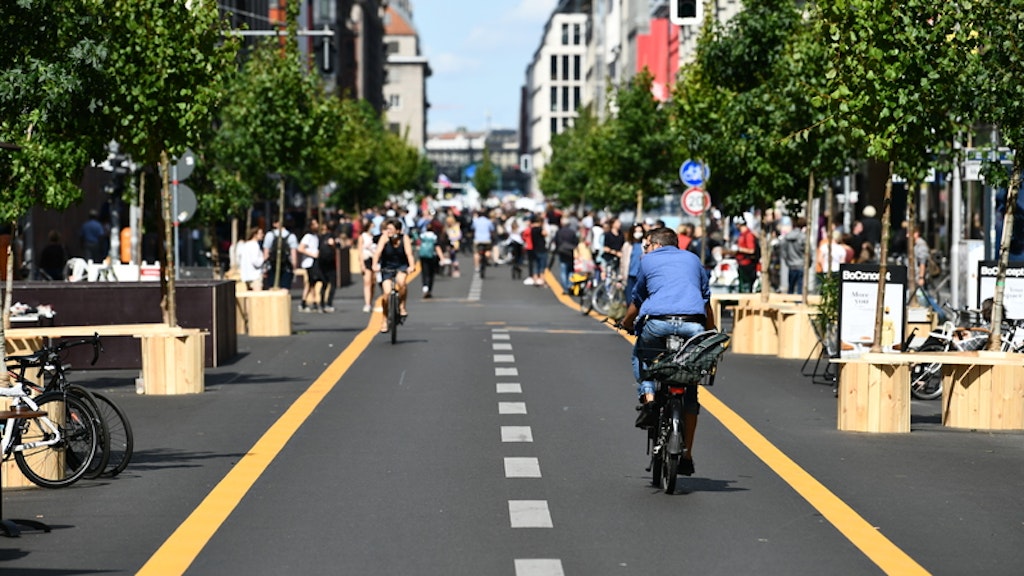 Am Sonnabend wurde angeradelt: Auf einem 500 Meter langen Abschnitt zwischen Französischer und Leipziger Straße sind Autos für fünf Monate bis Ende Januar tabu.