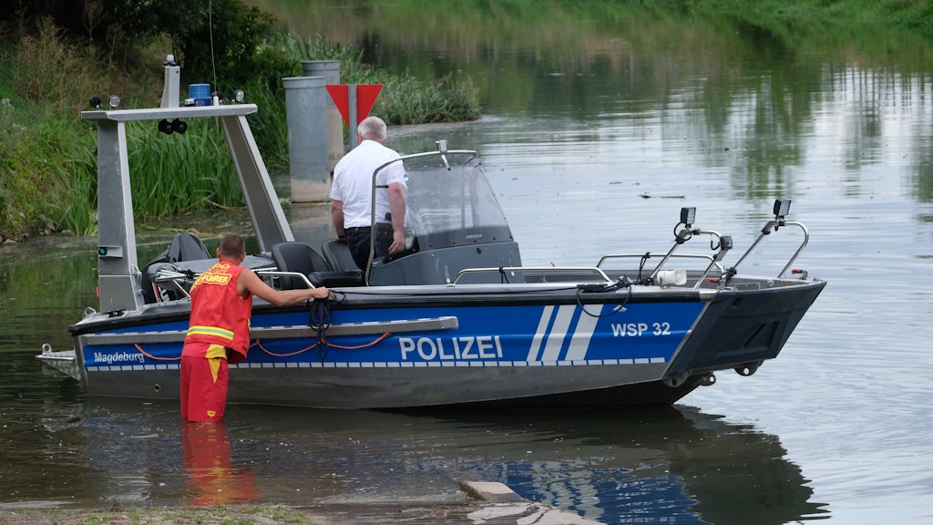 Ein Boot der Wasserschutzpolizei wird am Sonnabend in die Unstrut gelassen.
