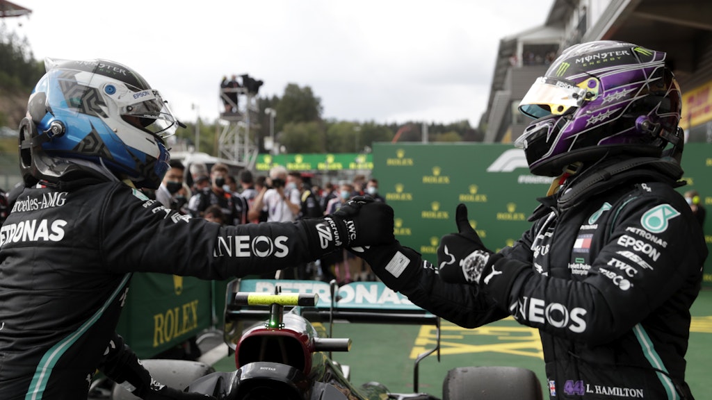 Gewohntes Bild: Die Mercedes-Piloten Lewis Hamilton (r.) und Valtteri Bottas gratulieren sich zum Doppelsieg.