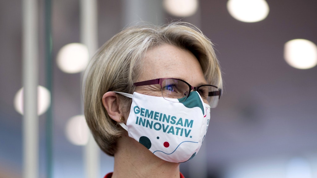 Bildungsministerin Anja Karliczek mit Maske. Gemeinsam innovativ? In puncto Digitalisierung der Schulen würde man sich noch mehr innovative Lösungen wünschen. 