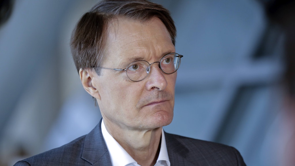 Der SPD-Gesundheitsexperte Karl Lauterbach warnt vor einer erneuten Schließung von Kindergärten und Schulen. 