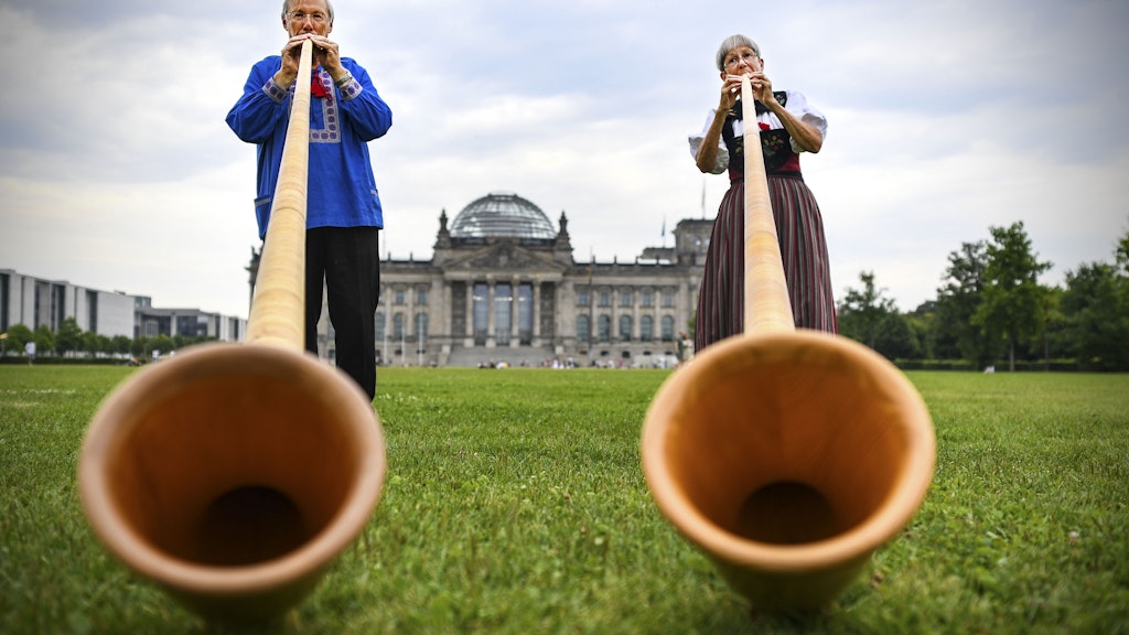 Michael Meier und seine Frau Elisabeth Meier-Brügger spielen das Alphorn.