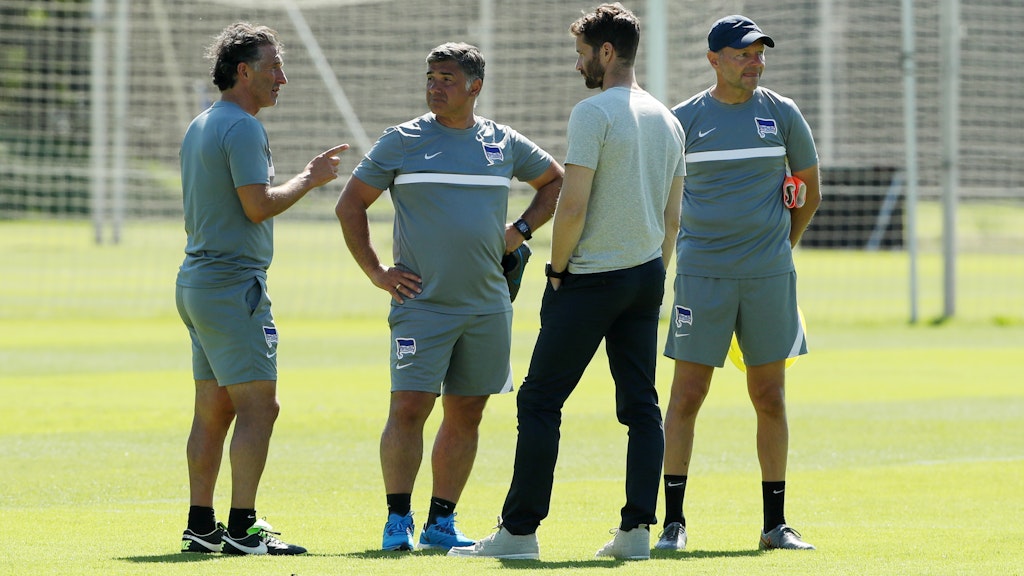 Wer reist wohin? Chefcoach Bruno Labbadia (l.) und sein Trainerteam diskutieren mit Sportdirektor Arne Friedrich (2.v.r.).