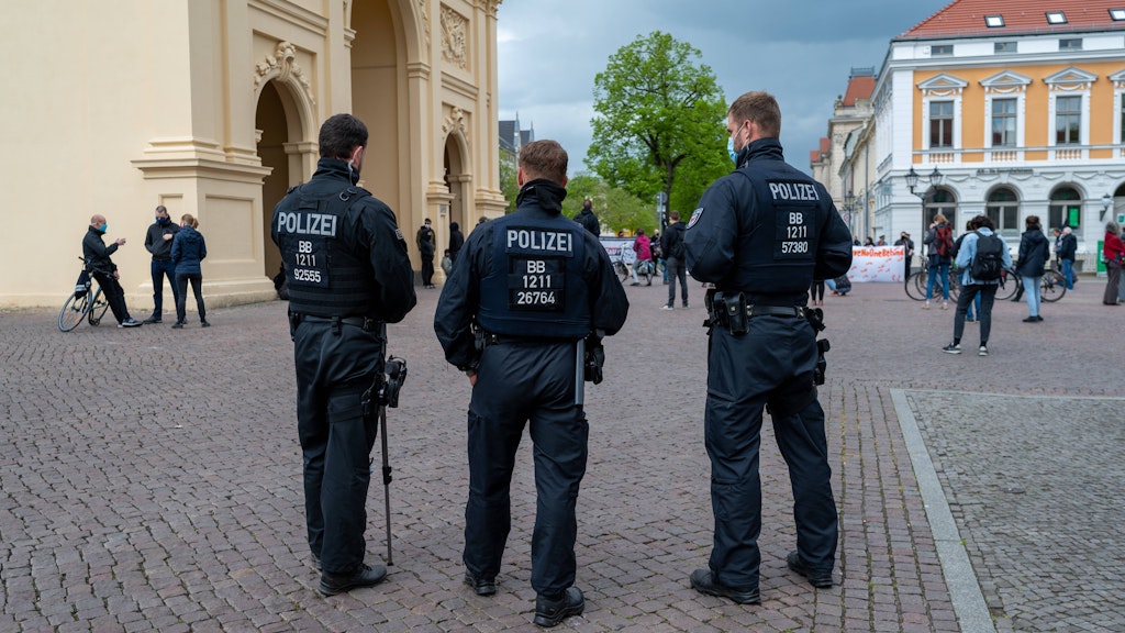In Werder im Landkreis Potsdam-Mittelmark musste die Polizei zu einer Schlägerei nach einem Streit um nicht getragene Schutzmasken ausrücken (Symbolbild). 