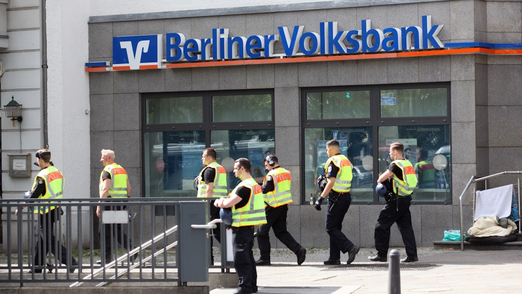 Polizisten haben die Detmolder Straße in Wilmersdorf abgesperrt. Die Einsatzkräfte suchen nach den flüchtigen Tätern. 