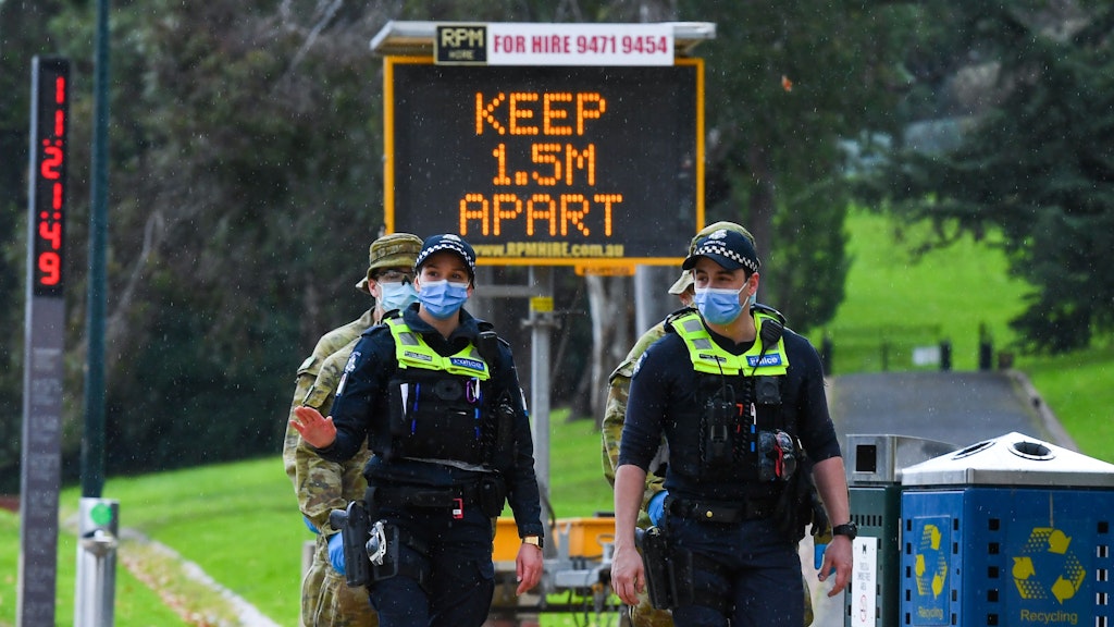 Polizisten kontrollieren in Melbourne die Einhaltung der Corona-Regeln.