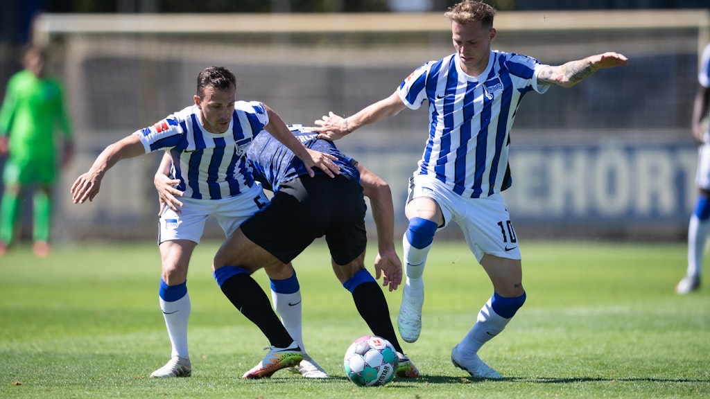 Herthas Profis müssen vorerst noch gegeneinander spielen.