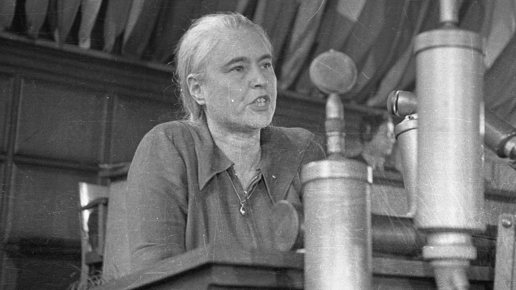 Anna Seghers spricht 1948 auf einem Weltkongress zur Friedensverteidigung.