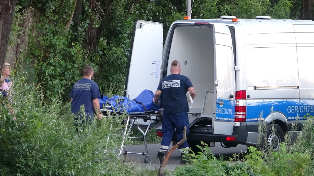 Mitarbeiter der Gerichtsmedizin bringen die Leiche der Jugendlichen zur Obduktion. Die Tote wurde in einem Gebüsch in Rummelsburg gefunden. 