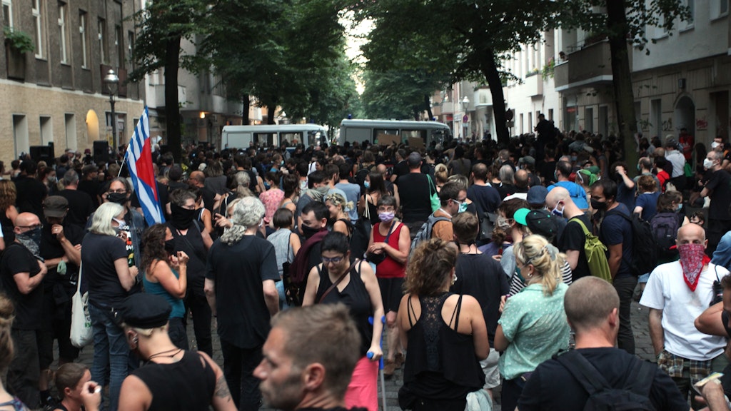 Hunderte Menschen demonstrieren gegen die Kiezkneipe Syndikat in Berlin-Neukölln.