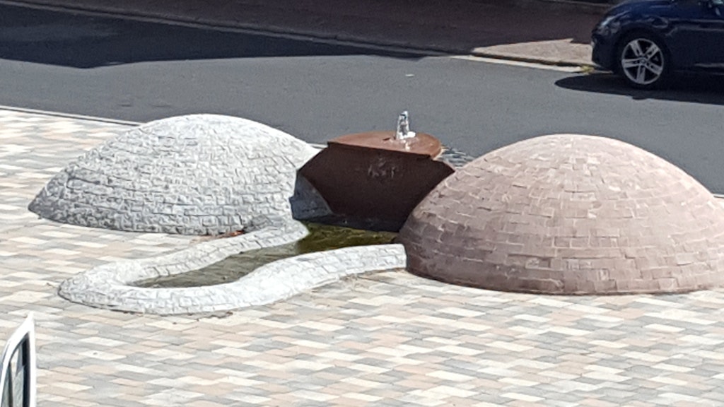 Der Brunnen auf dem Franz-Korn-Platz vor der katholischen Kirche St. Martin in Jossgrund-Oberndorf.