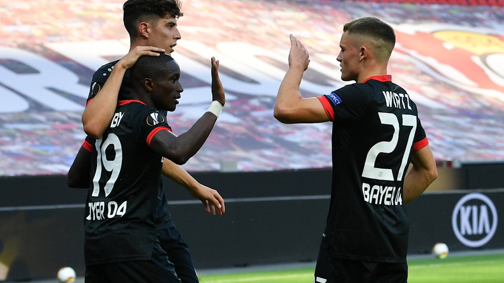 Wirtz und Havertz beglückwünschen Diaby, den Torschützen zum 1:0.