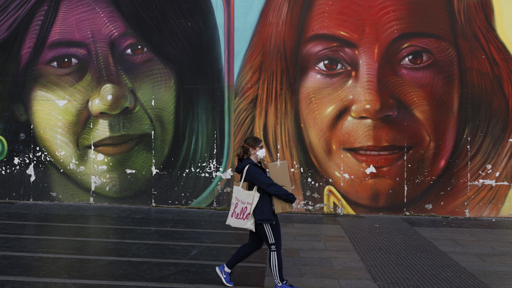 Eine Frau mit Maske in Madrid.