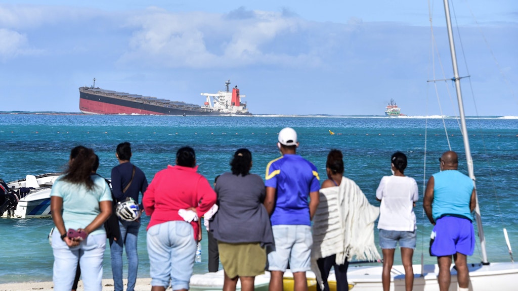 Der auf Grund gelaufene Frachter vor Mauritius.