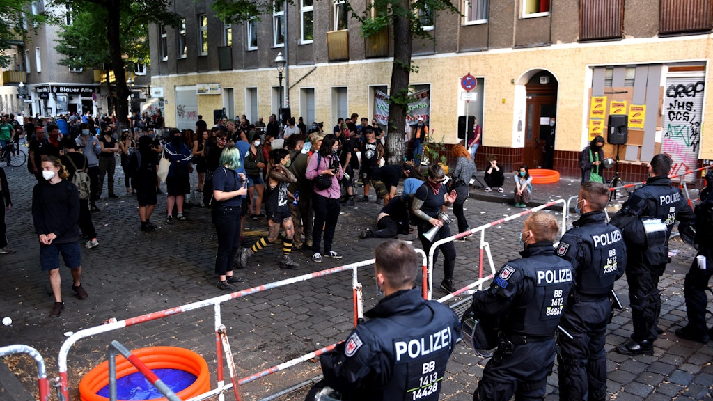 Demonstranten vor der Kiezkneipe Syndikat in Neukölln.