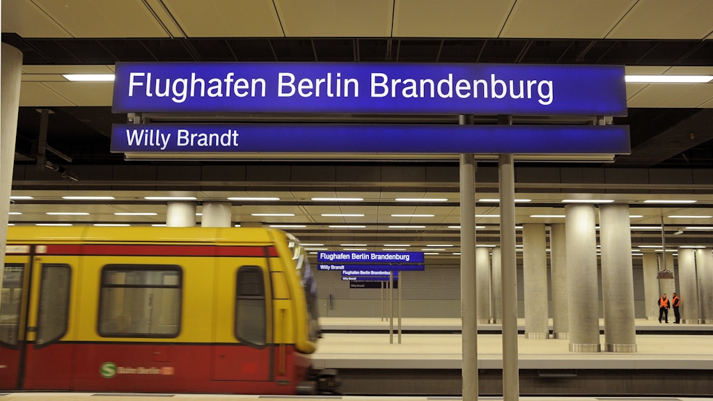 Als im BER-Terminal noch Bauarbeiter am Werk waren, rollten im Bahnhof unter dem Flughafen bereits S-Bahnen - meist, um die Tunnelanlage zu belüften. Hier ein Zug im Jahr 2013. Inzwischen heißt die Station anders: Flughafen BER Terminal 1-2.