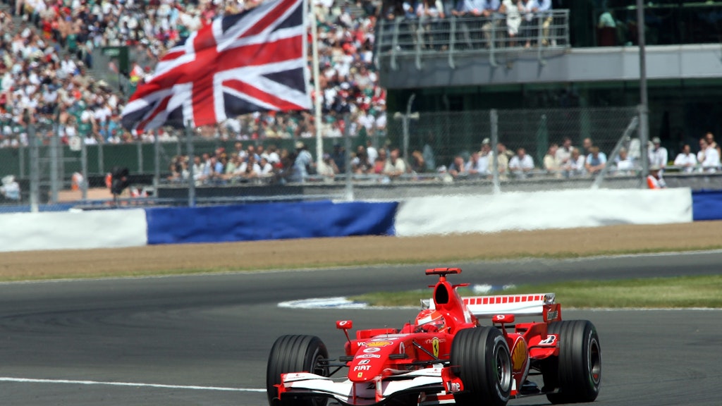 Michael Schumacher im Ferrari beim Rennen in Silverstone im Jahr 2006.