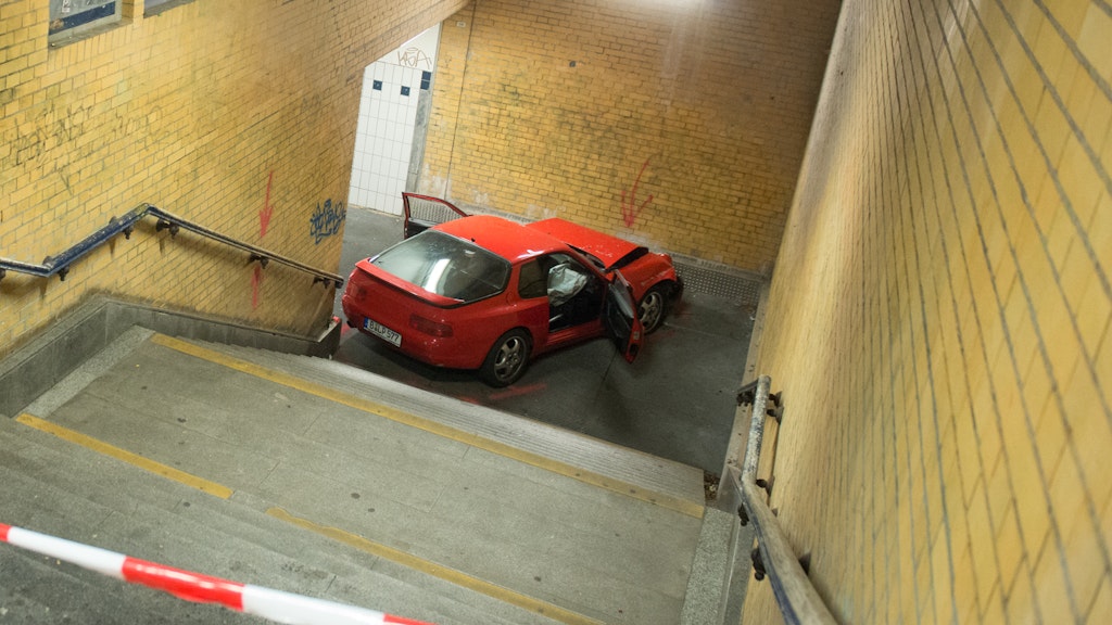 Nach dem Flug in den Tunnel am S-Bahnhof Kaulsdorf. Der Porsche war im Juli in Wilmersdorf gestohlen worden. 