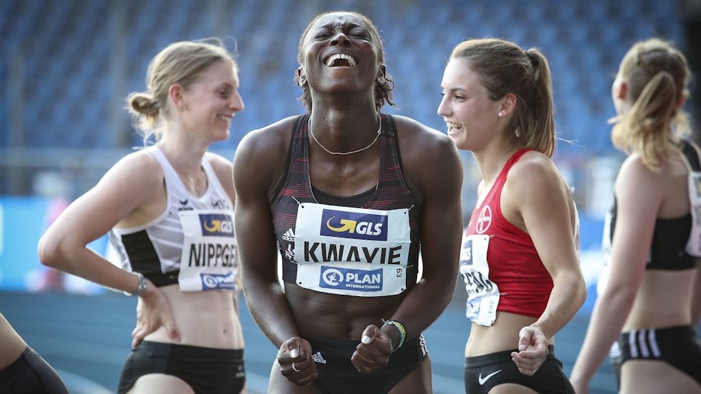 Glücksgefühl: Sprinterin Lisa-Marie Kwayie von den Neuköllner Sportfreunden freut sich über ihren Meistertitel.