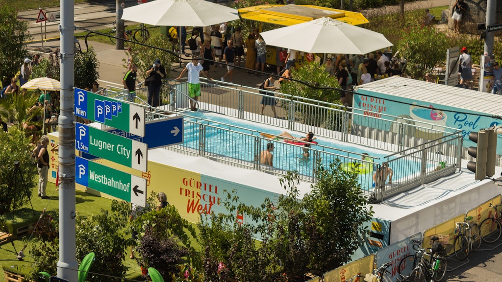 Das Projekt „Gürtelfrische West“: Rollrasen, Palmen und ein Pop-up-Pool mitten auf einer Straßenkreuzung in Wien.