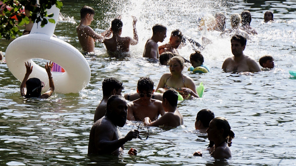 Berliner baden im Schlachtensee.