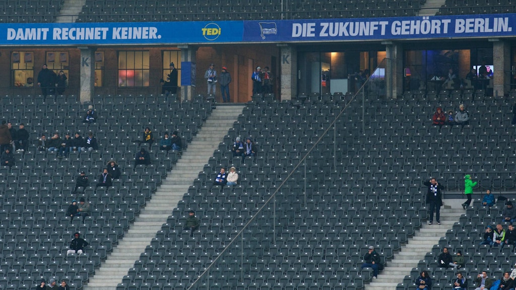 Geisterhaft: das Olympiastadion mit spärlichem Hertha-Anhang.