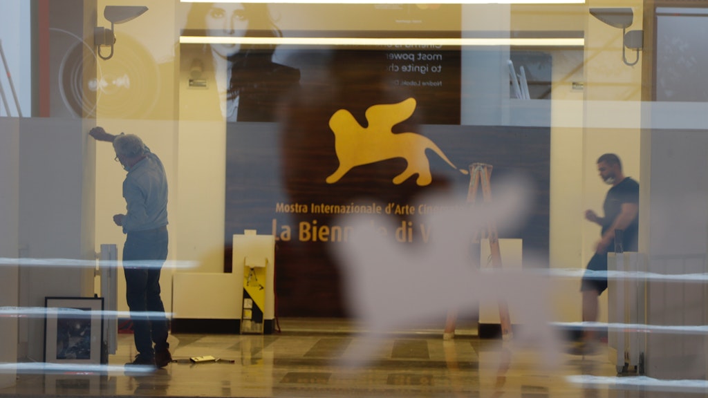Arbeiter vollenden die Einrichtung des Kinopalastes für die Eröffnung der 77. Filmfestspiele von Venedig vom 2. bis zum 12. September. 