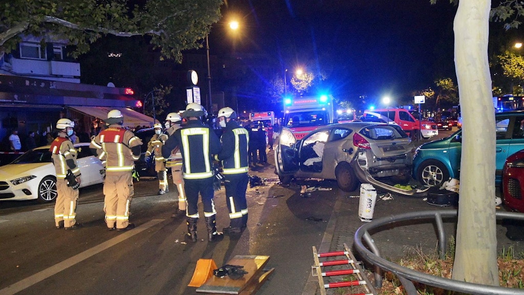 Rettungskräfte stehen in der Nacht zu Dienstag kurz nach dem Unfall am Tatort.
