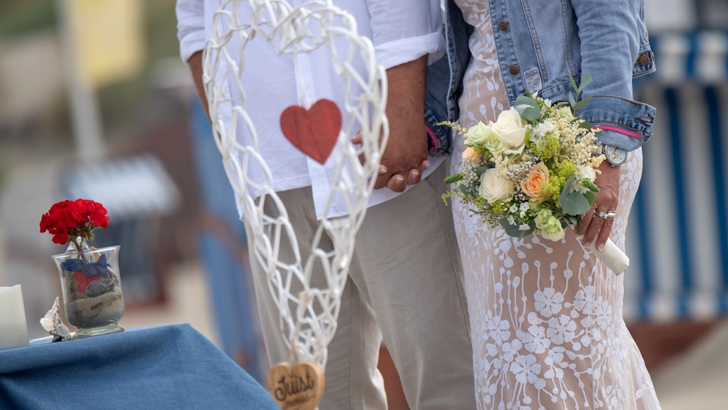 Ein Hochzeitspaar (Symbolbild).