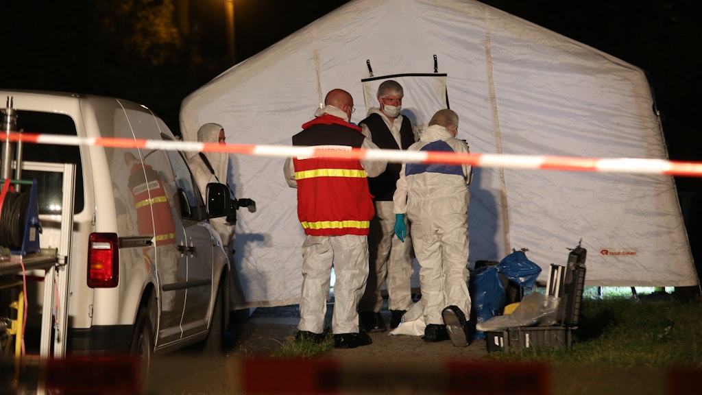 Polizisten stehen in Quedlinburg vor einem Zelt, das für die Ermittlungen aufgestellt wurde. Am Abend war hier ein Mann mit tödlichen Schussverletzungen gefunden worden.