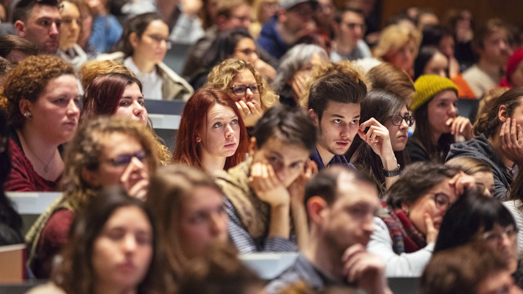 Gasthörer und Studenten bei einem Vortrag. <br>