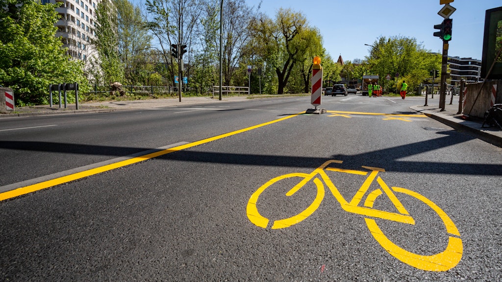 An den Pop-up-Radwegen, wie hier in Schöneberg, scheiden sich die Geister.