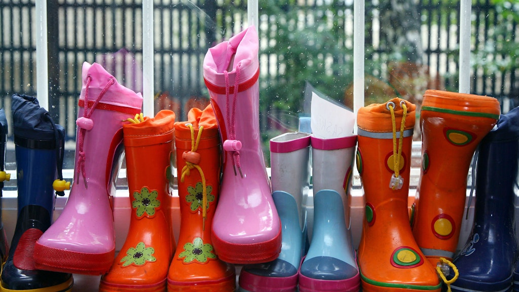Zu wenig Platz für zu viele Gummistiefel – in der Hauptstadt fehlt es an Kita-Plätzen, Fachkräften und an einer leistungsgerechten Bezahlung.