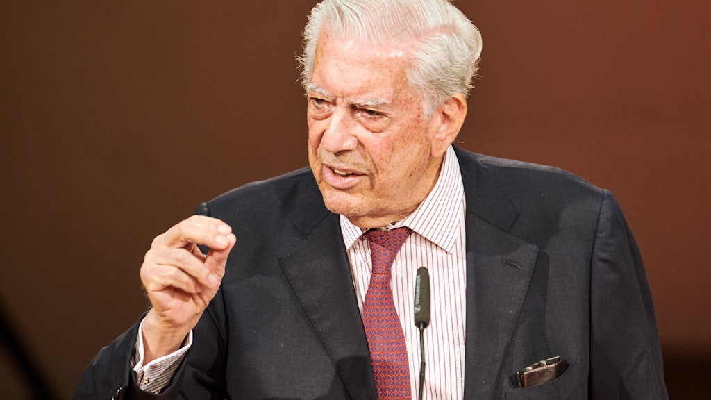Der peruanische Schriftsteller Mario Vargas Llosa spricht während Eröffnung des Internationalen Literaturfestivals 2020 im Kammermusiksaal der Philharmonie. 