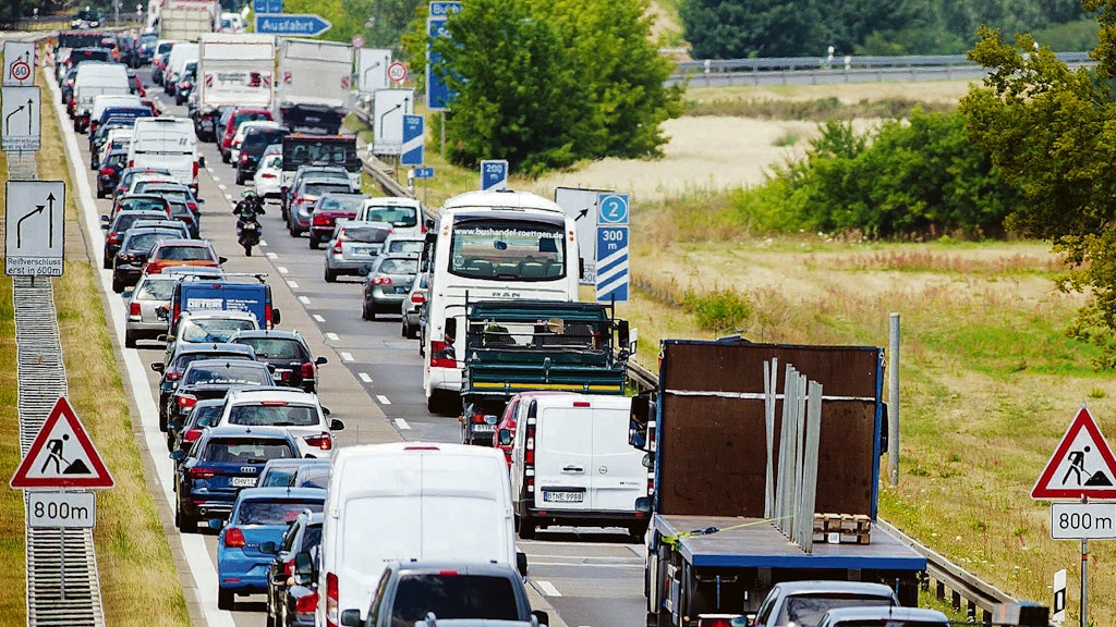 Der Verkehr staut sich auf dem Autobahnzubringer A114. Auch an diesem Wochenende wird es auf den Straßen im Norden voll. 