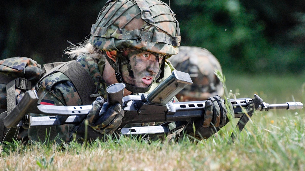 Eine Soldatin des Panzergrenadierbataillon 401 nimmt an der Gefechtsausbildung teil. 