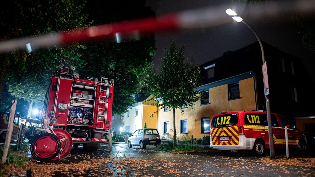 Feuerwehrfahrzeuge vor dem Haus, in dem die Waffen und der Sprengstoff gefunden wurden. 