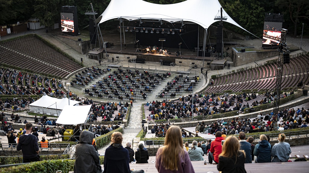 Berlin: Zuschauer verfolgen das Konzert von Helge Schneider in der Waldbühne. 