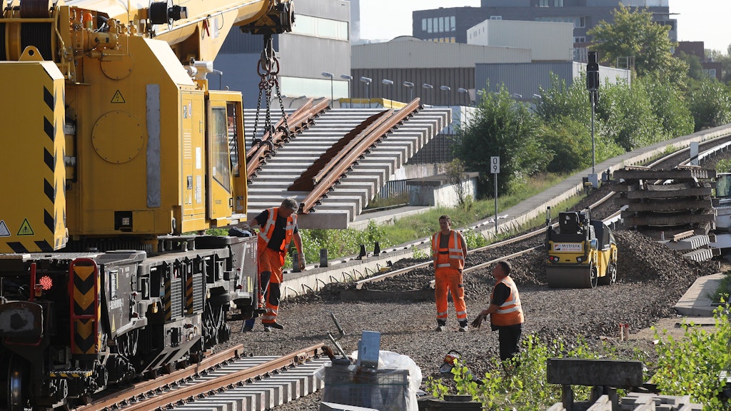 Freitagmorgen im S-Bahnhof Westhafen: Ein Kran hebt eine rund 20 Tonnen schwere Weiche an ihren Platz. Hier und im S-Bahnhof Wedding wird die zweite Nord-Süd-S-Bahn vom Ring abzweigen.