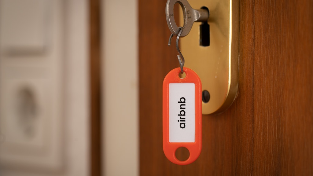 Schlüssel zu einer Airbnb-Ferienwohnung. 
