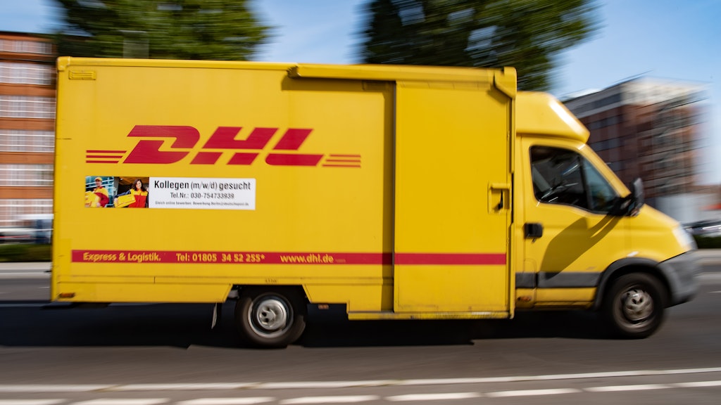 Ein DHL-Fahrzeug in Berlin