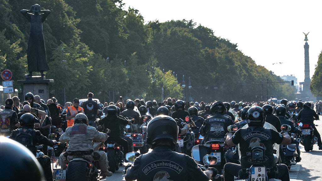 Teilnehmer an der Motorrad-Demonstration fahren auf der Straße des 17. Juni. Mit der Aktion protestierten die Rocker gegen das Verbot ihrer Abzeichen. 