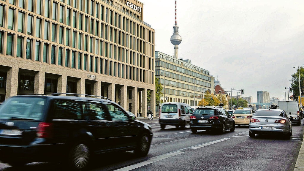 Auf der Leipziger Straße herrscht tagsüber starker Verkehr. Am Sonntag riegelte die Polizei die Hauptstraße ab - ein Angler hatte eine Mörsergranate gefunden.