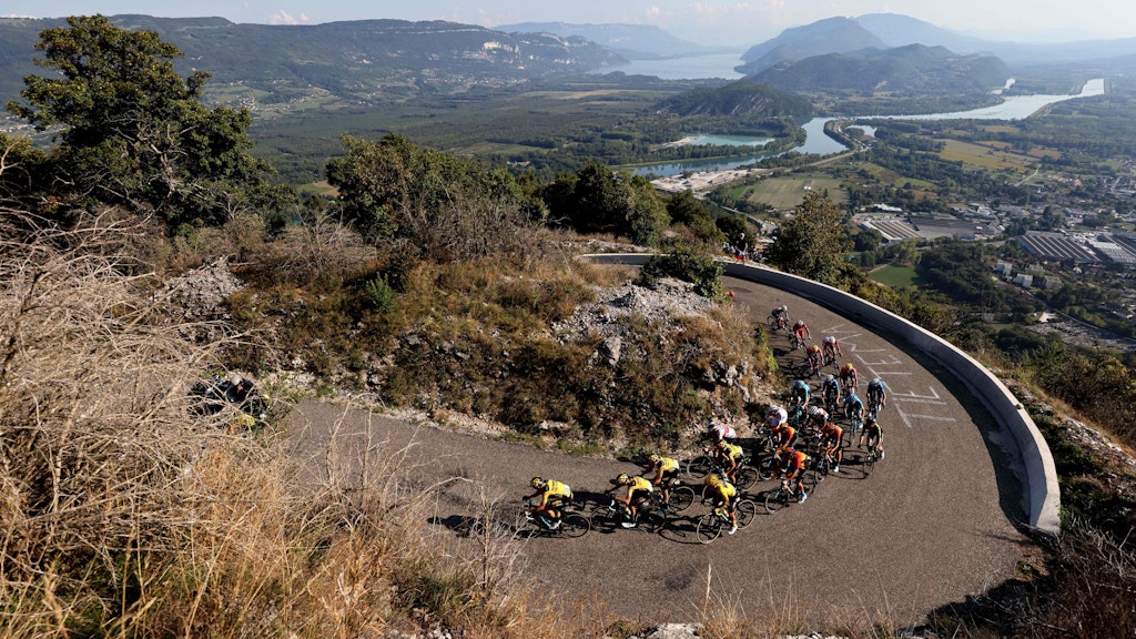 Den Grand Colombier hinauf: Tadej Pogacar hängt am Ende in Egan Bernal einen der Favoriten ab. 